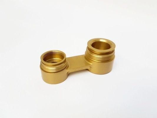 Parte de aluminio para deportes de motor con acabado anodizado en oro